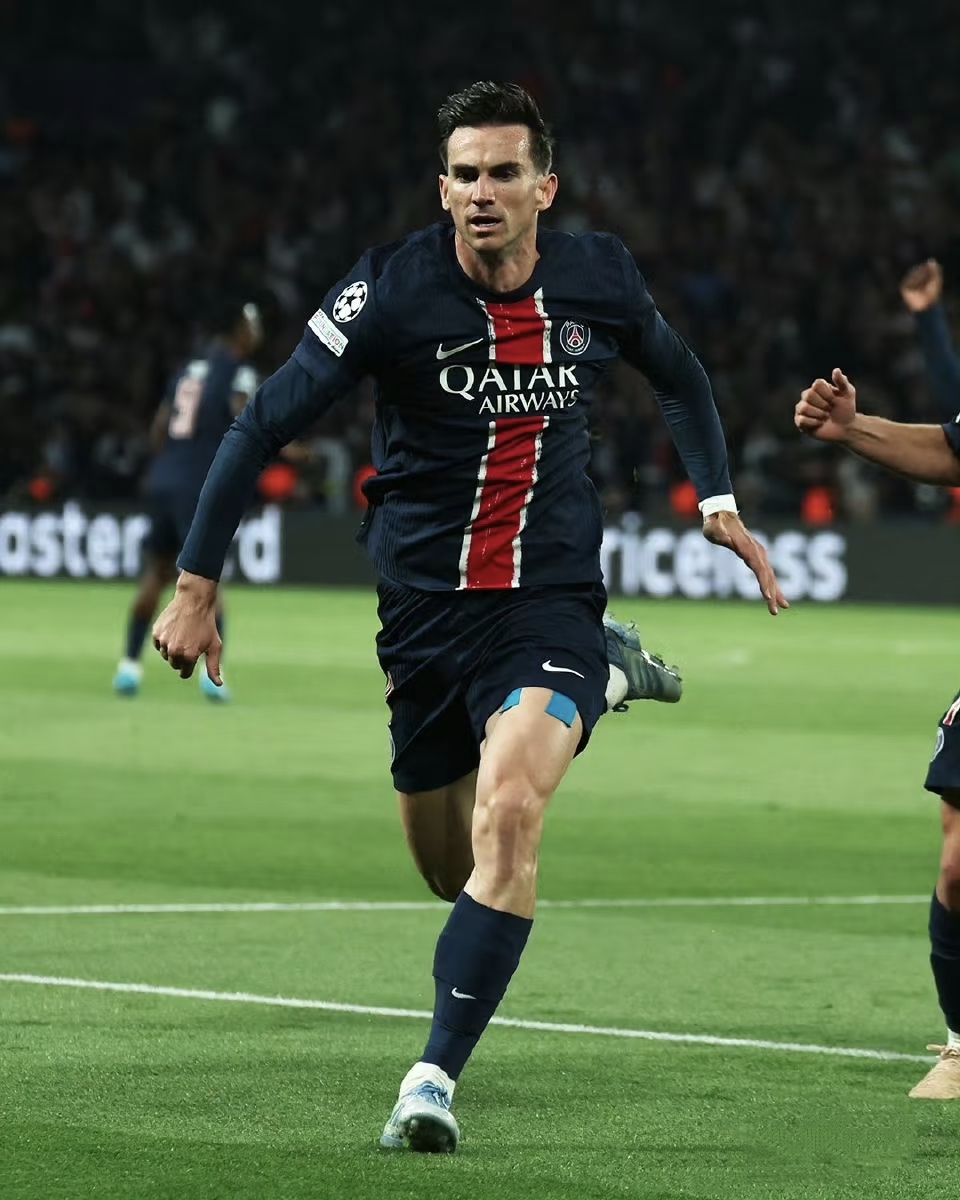 巴黎圣日耳曼训练开放日，冲刺阶段回应争议引欢呼，亚冠在即，训练强度明显提升的简单介绍