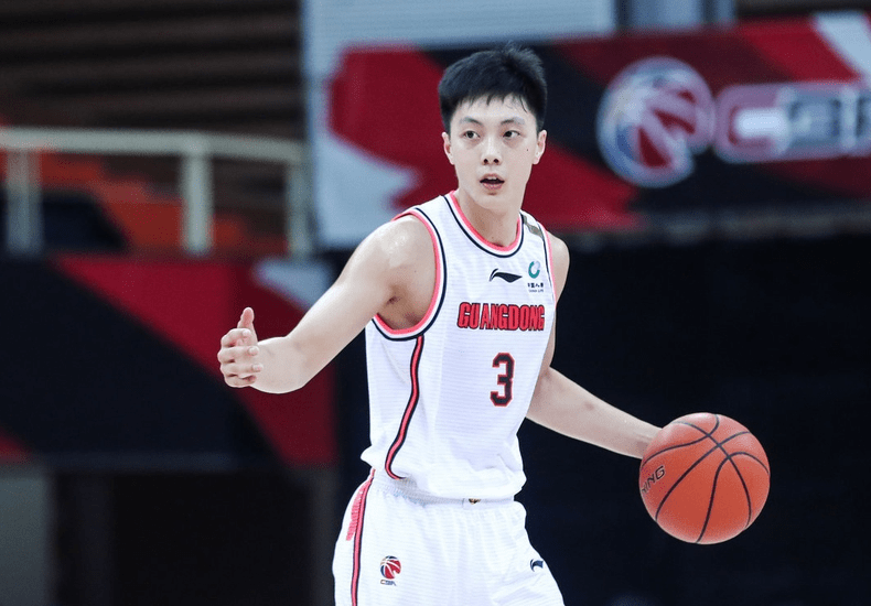 包含足总杯转会期再迎强敌，深圳男篮调整名单，主帅态度：质疑声仍在，球队文化再被提及的词条