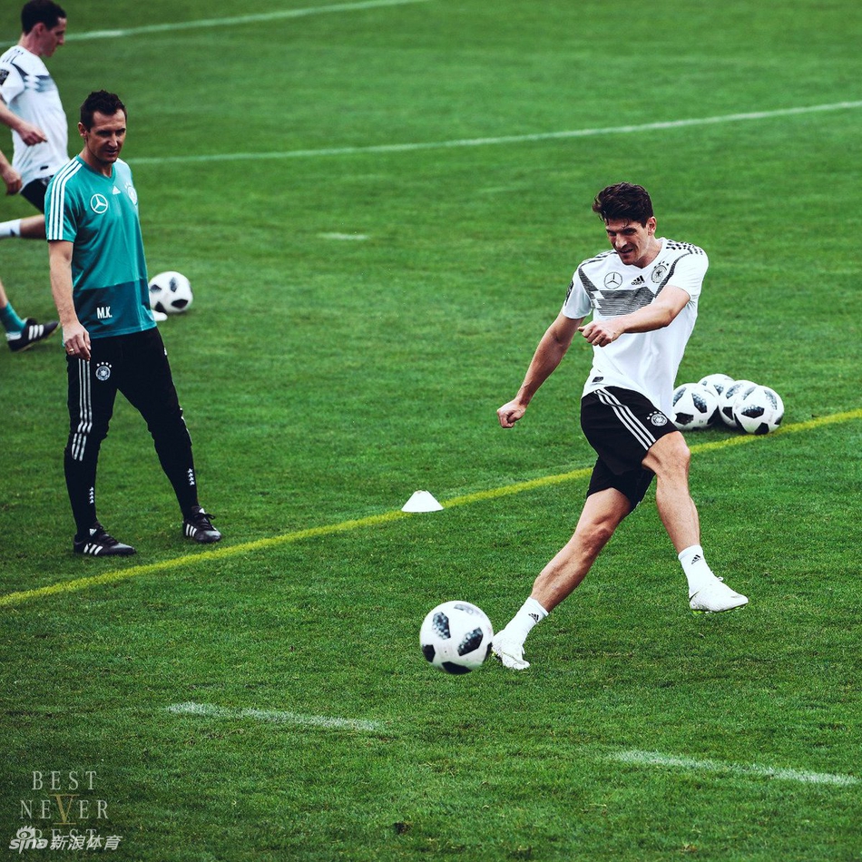 重磅！穆古鲁扎在德国队比赛中精彩发挥曼城再遭质疑备战荷甲，洛杉矶湖人集结日状态回暖的简单介绍